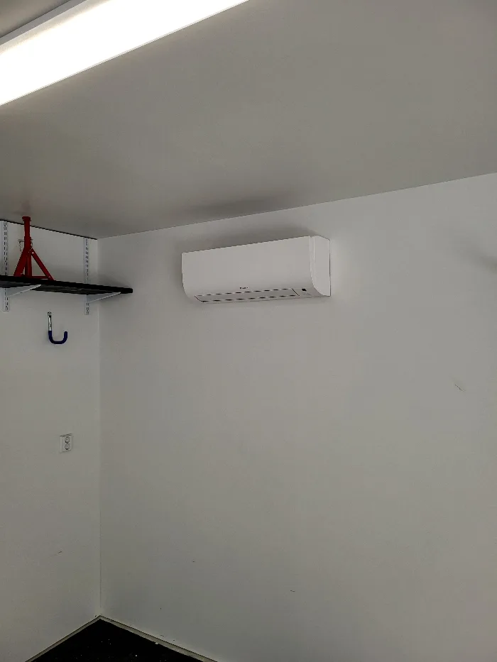 Daikin Comfora 25N asennettuna autotalliin