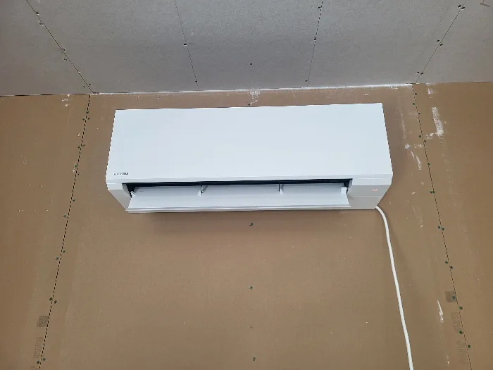 Toshiba asennettuna autotalliin